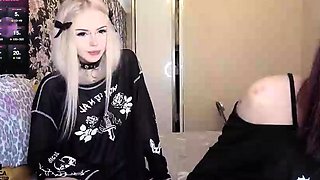 Webcam blonde Freundlich fucks a sex toy