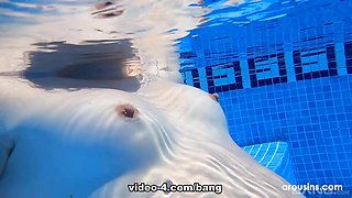 Kate Quinn Gives Her Guy And Underwater Foot Job