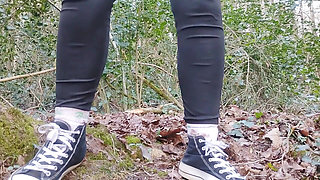 Milf in need of a piss takes kitty out