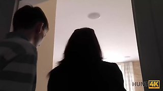 Man Hooks Up With Tourist And Fucks Gal At His Place In Front Of Bf