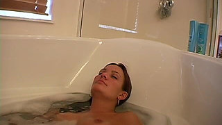 Solo Dream Babes: Kiki: in the Tub