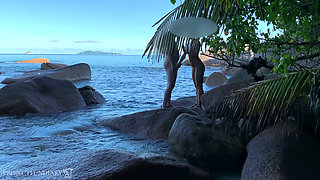 Catching nude couple -sex on beach