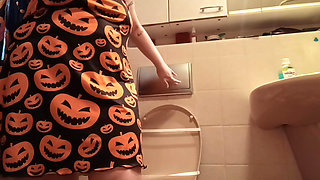 I hope my party guests don't hear me pissing