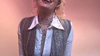 Sexy Realtor Desperate to Make the Sale