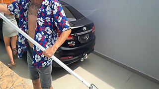 Ator Zegalinha - Corno Da De Cara Com Piscineiro Da Casa Sentando A Jeba Na Raba Da Sua Esposa!