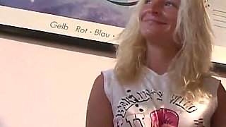 Threesome sex to satisfy the desires of the wife at Simone's house where the blonde gives advice to the couple