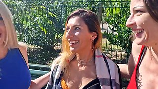 Chloe plays with all her sensuality... - Jacquie et Michel TV