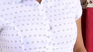 English MILF Leia Organa Rips Her Black Tights to Make Room for Her Pink Dildo