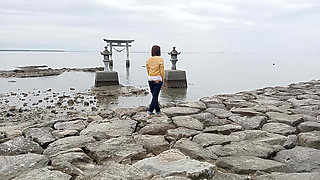 Outdoor Exposure in Ultra-low-rise Jeans