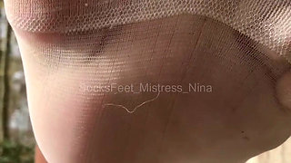 A walk with poise... Knees down and sniff.