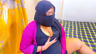 Irani Arab MILF Hot Stepmom Masturbation in Hotel Room and Hotel Guy Saw Her and He Start Handjob