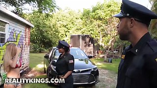 Sneaky Sex - Carolina Sweets Van Wylde - spraying and play