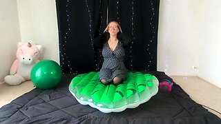 Horny amateur girls with a foot fetish play along