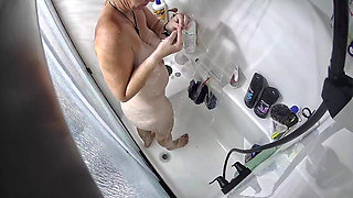 Kittie Takes a Shower