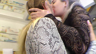 Lesbian Kisses Extreme