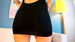 Mini vestido reto revelando visual upskirt sem calcinha em