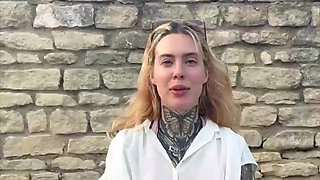 Emma, 21, is getting into pure exhibitionism! - Jacquie et Michel TV