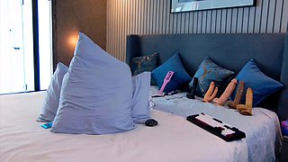 Big boobed Memphis Monroe masturbates in stocking