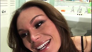 GROOBYGIRLS Brooke Steams Up Bathroom