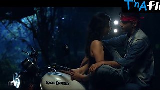 Ankita Parmar Bum, Hooters Sequence in The Clue