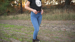 Stepsis Teases Cameltoe Pussy in Blue Jeans Outdoors