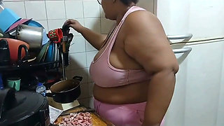 Stepmother in the Kitchen, Fucking Until She Gets a Lot of Cum in Her Mouth.