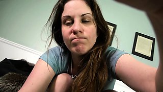 Flexible pale brunette with foot fetish does hot footjob