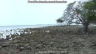 Babe suck at the beach