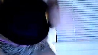 Voluptuous Ebony Dancer Shakes it for the Webcam