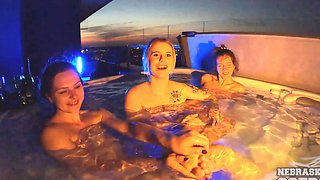 Two amateur teens Lea and Melonie have sex in the swimming pool