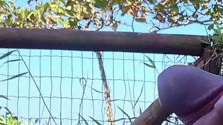 Risky Handjob for a Hot Babe in the Park!