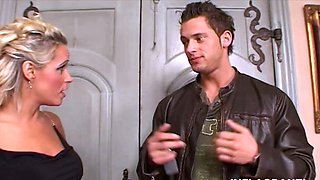 Glamour blondie jumps a hard pecker for sperm