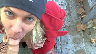 Miley-Weasel - Geile blondine fickt brocken im parkhaus