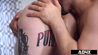 Ad4x - angie, la brune au gros cul, se fait prendre par une énorme sting dans la cuisine.