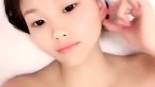 amateur jhulia cute fingering herself on live webcam