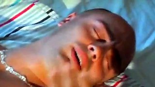 Blonda svenska kndisen Sanna Brading i en ngande trekant