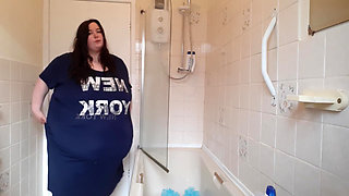 SSBBW belly jiggles and shakes