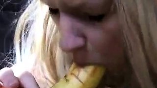 Deutsche Amateurin steckt sich eine Banane in den Arsch