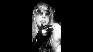 MATURE CD TS SMOKING VS120s IN HER BATHROOM
