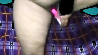 Chudakad bhabhi roj vibration dildo dal ke apni chut ki piyas bhujati hai