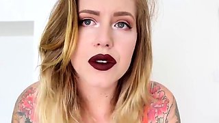 Blonde is flashing her big boobs in the outdoors