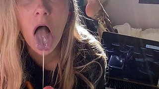 Amateur blonde teen solo dildo