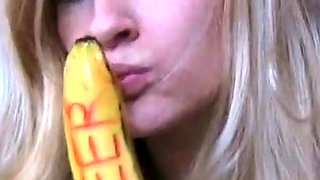 Deutsche Amateurin steckt sich eine Banane in den Arsch