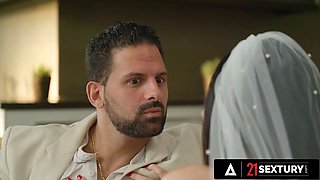 Twenty one sextury - Sexy Bride alyssa bounty offers something fresh to her spouse with her sweet bootie