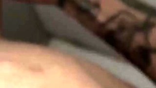 Tatuada atrai dois homens dotados para gozarem dentro