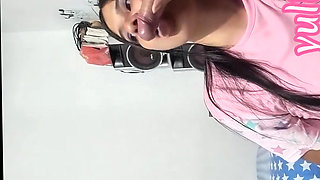 Naughty Colombian Woman Offers to Photographer in Exchange for Sex