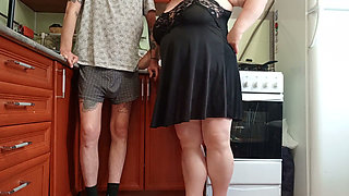 Before Lunch, My Stepmom Jerks off My Dick to a Cumshot