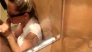 Vollbusige deutsche Sekretrin von groem Schwanz im Aufzug