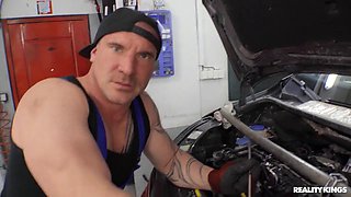 The Whole Workshop Crew Fucking This Naughty Babe! - Lady Gang - Erik Everhard