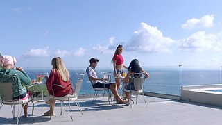 Beach babe threesome: Alexis & Lexi please Alberto with their luscious locks